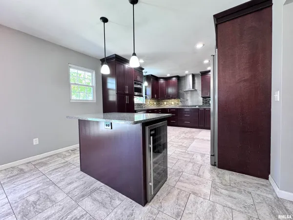 $254,500 | 524 Meadow Drive, Macomb, IL 61455