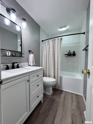 $269,500 | 524 Meadow Drive, Macomb, IL 61455