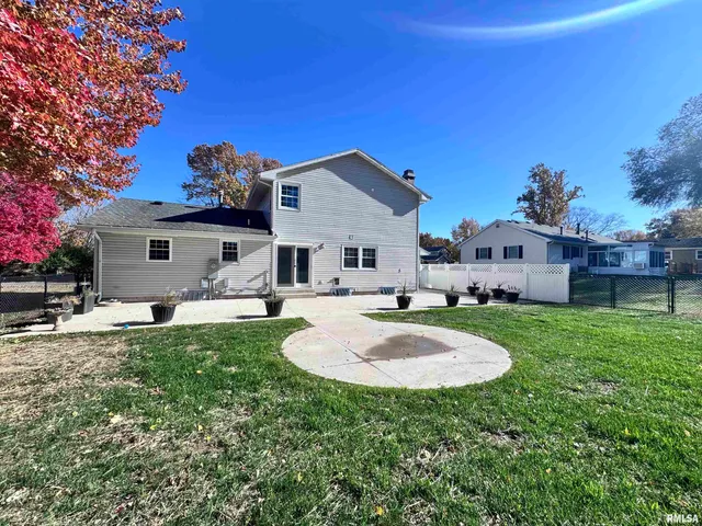 $269,500 | 524 Meadow Drive, Macomb, IL 61455