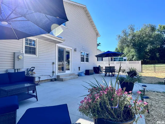 $269,500 | 524 Meadow Drive, Macomb, IL 61455