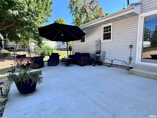 $269,500 | 524 Meadow Drive, Macomb, IL 61455