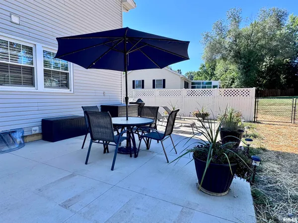 $254,500 | 524 Meadow Drive, Macomb, IL 61455