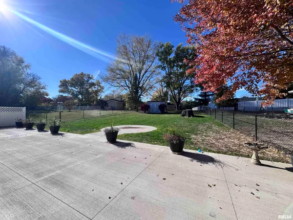 $254,500 | 524 Meadow Drive, Macomb, IL 61455