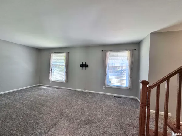 $254,500 | 524 Meadow Drive, Macomb, IL 61455