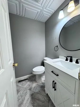 $254,500 | 524 Meadow Drive, Macomb, IL 61455