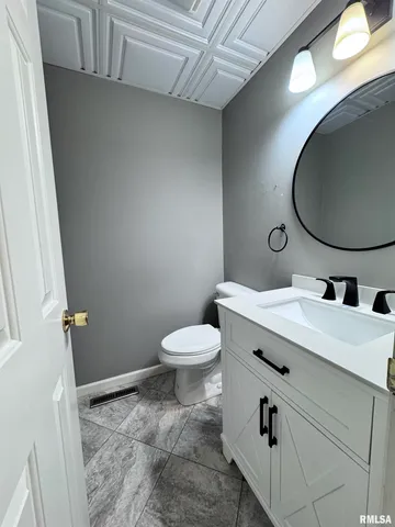 $269,500 | 524 Meadow Drive, Macomb, IL 61455