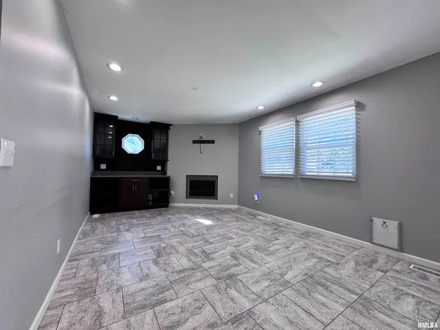 $269,500 | 524 Meadow Drive, Macomb, IL 61455