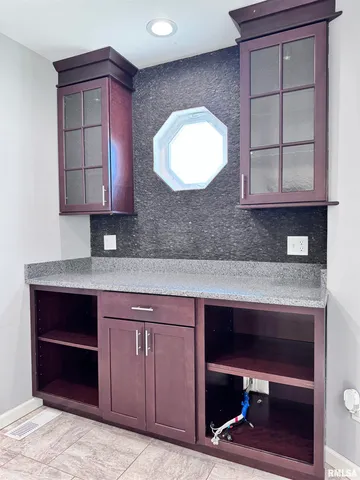 $269,500 | 524 Meadow Drive, Macomb, IL 61455