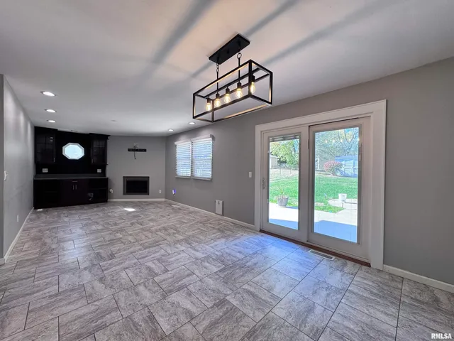 $269,500 | 524 Meadow Drive, Macomb, IL 61455