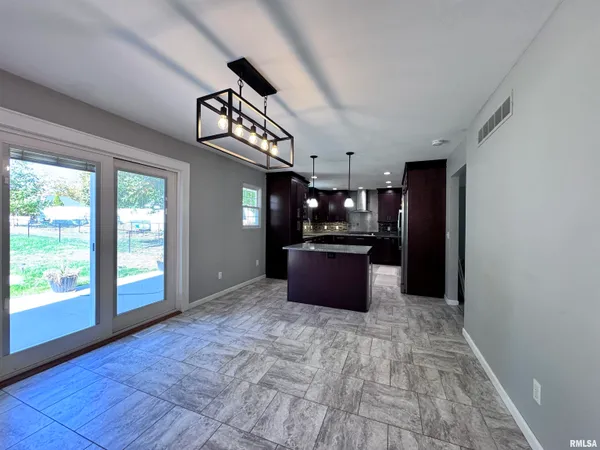 $254,500 | 524 Meadow Drive, Macomb, IL 61455