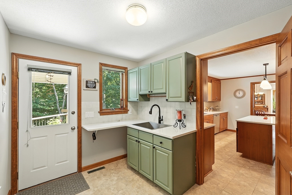 55 Dowds Lane Chicopee, MA 01020 - Photo 21 of 42