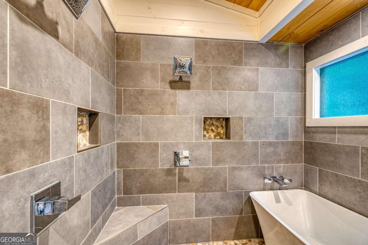 281 Raintree Bend Blue Ridge, GA 30513 - Photo 17 of 56 a bathroom with a bathtub