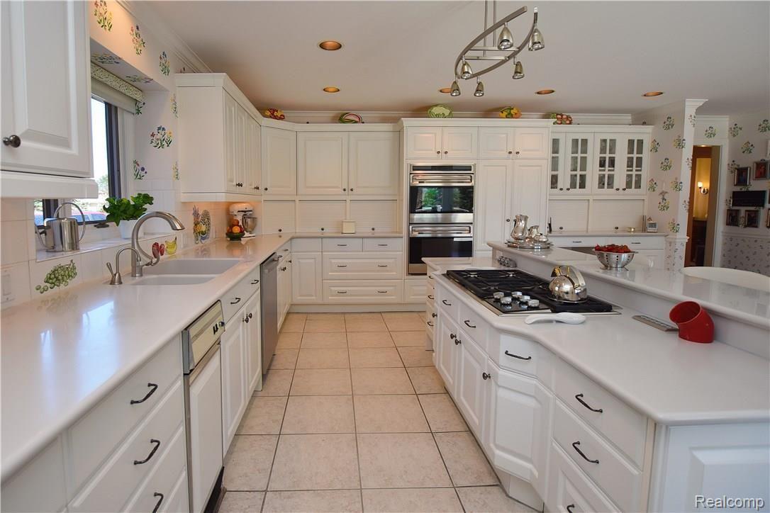 3980 Oak Pointe Court Rochester, MI 48306 - Photo 12 of 38 OakPoints3980_12.JPG