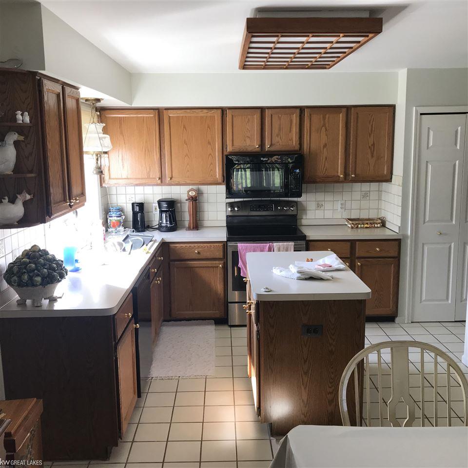 2102 Clinton View Circle Rochester, MI 48309 - Photo 7 of 23 50059372-6.JPG