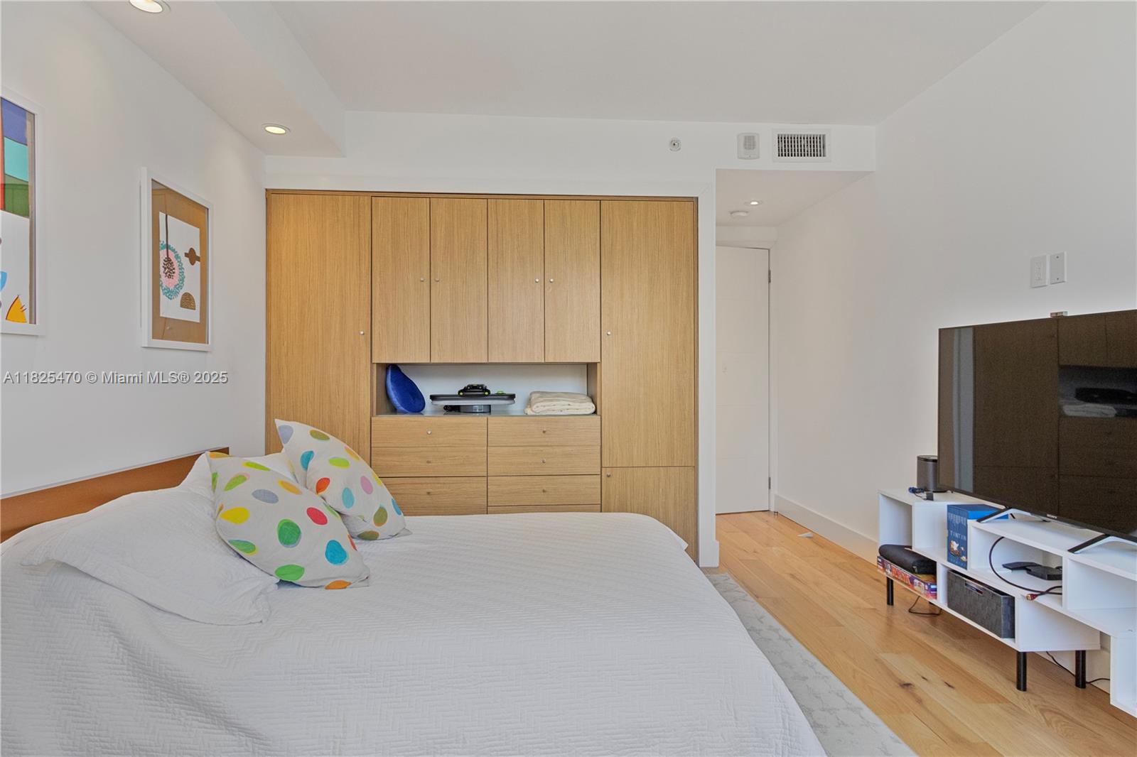 520 Brickell Key Drive, Unit A1421 Miami, FL 33131 - Photo 24 of 34 a bedroom with a bed and a flat screen tv