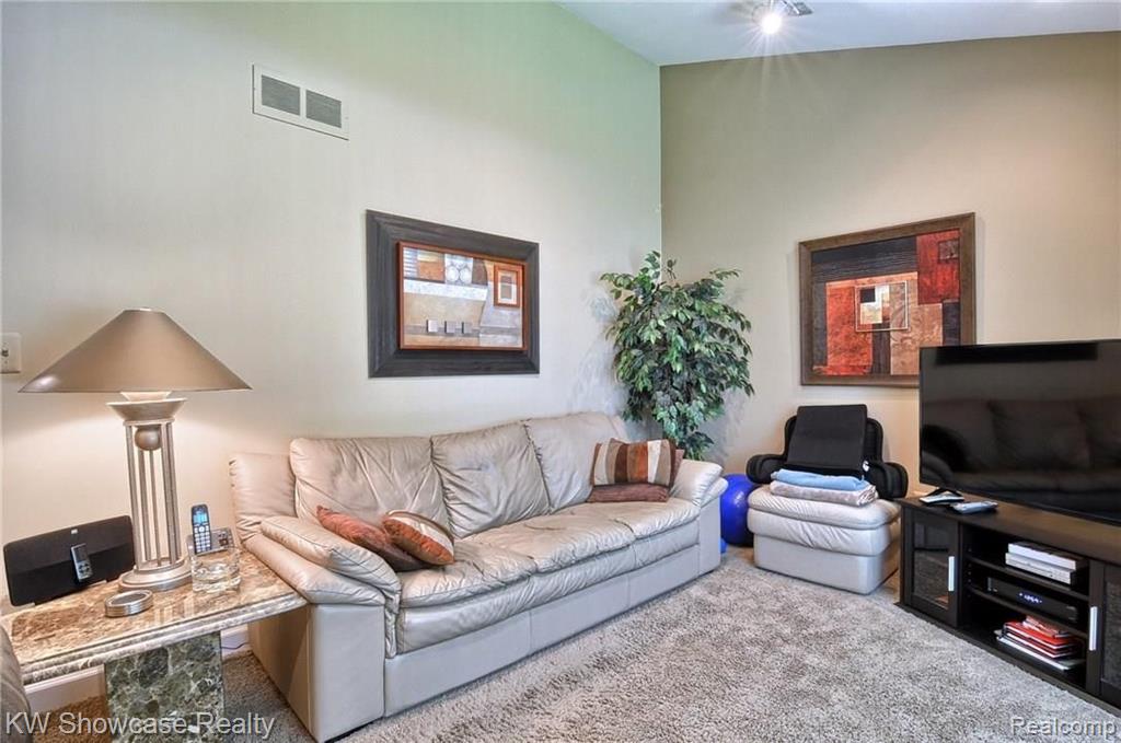 30654 High Valley Road Farmington Hills, MI 48331 - Photo 17 of 43