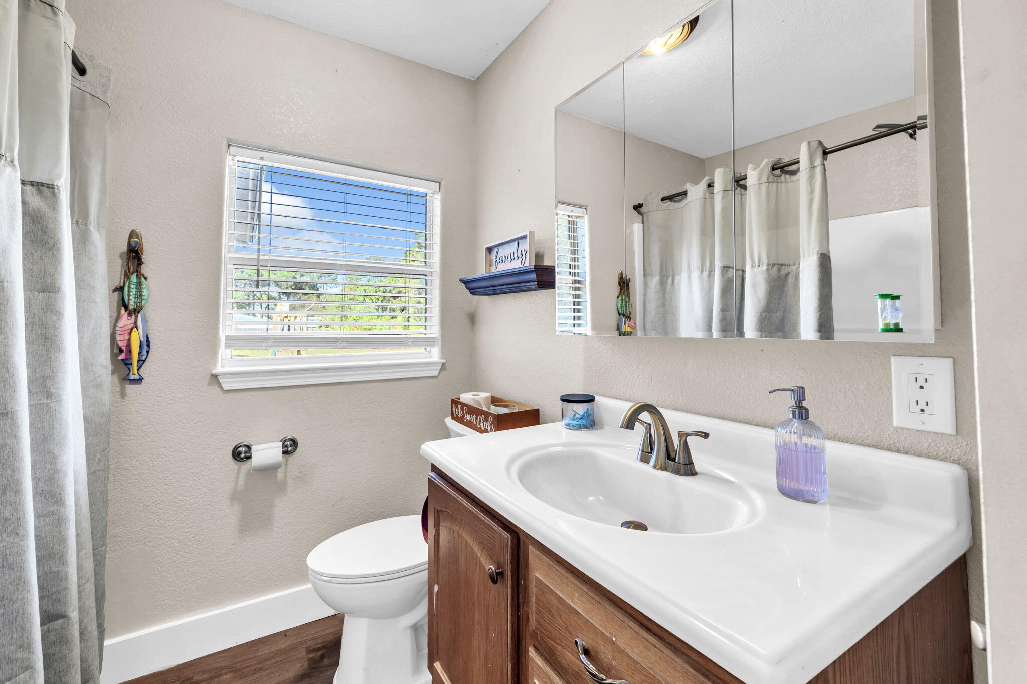 9276 Ridge Road Navarre, FL 32566 - Photo 25 of 39 2nd bathroom