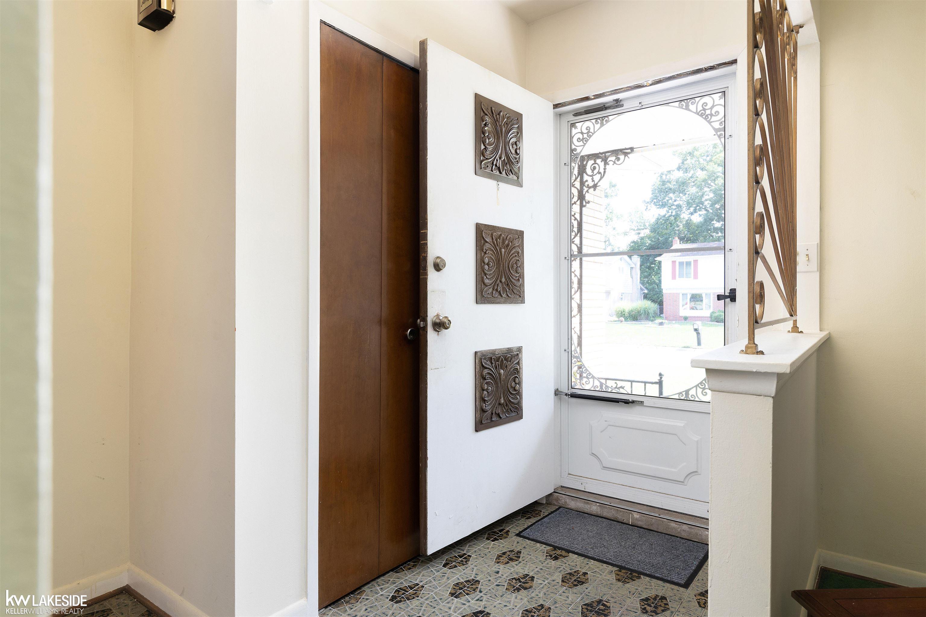 24080 Rockingham Street Southfield, MI 48033 - Photo 4 of 20 50087982-3.JPG