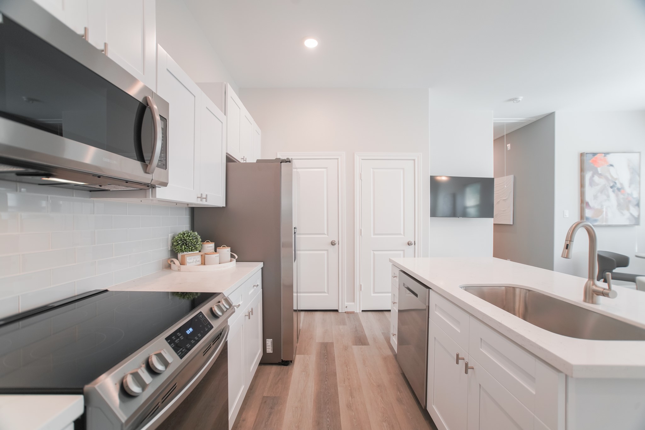 504 Nursery Road, Unit 3206 The Woodlands, TX 77380 - Photo 18 of 35 a kitchen with a sink a stove and refrigerator