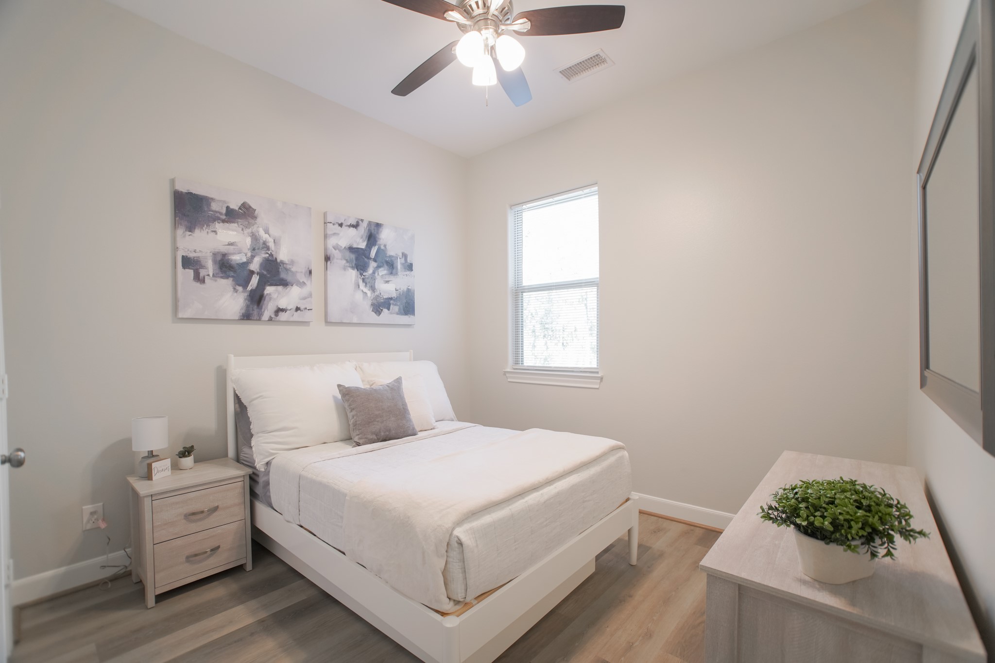 504 Nursery Road, Unit 3206 The Woodlands, TX 77380 - Photo 23 of 35 a bedroom with a bed and a window