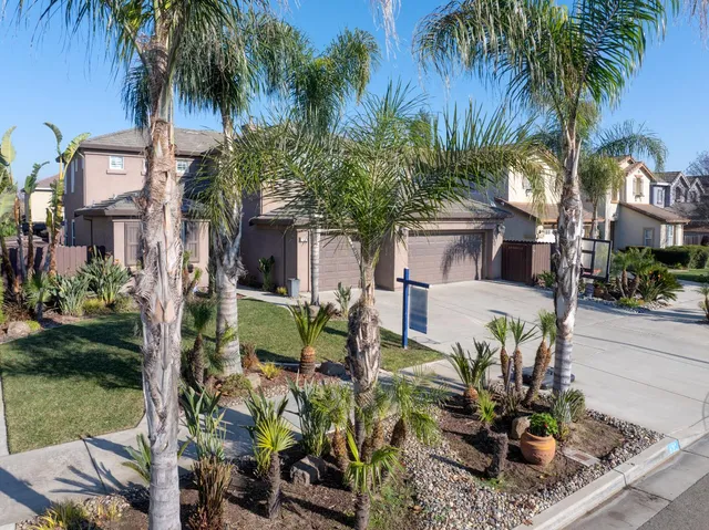 a view of a livingroom with furniture and a livingroom