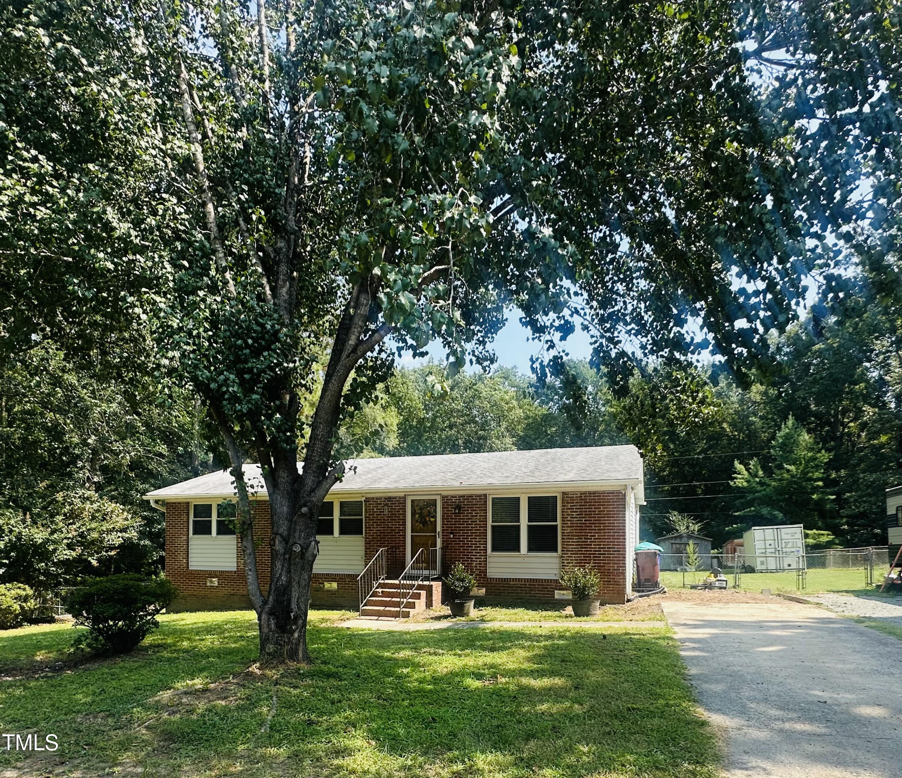 212 Hemlock Drive Durham, NC 27705 - Photo 3 of 24 IMG_5670 (1)