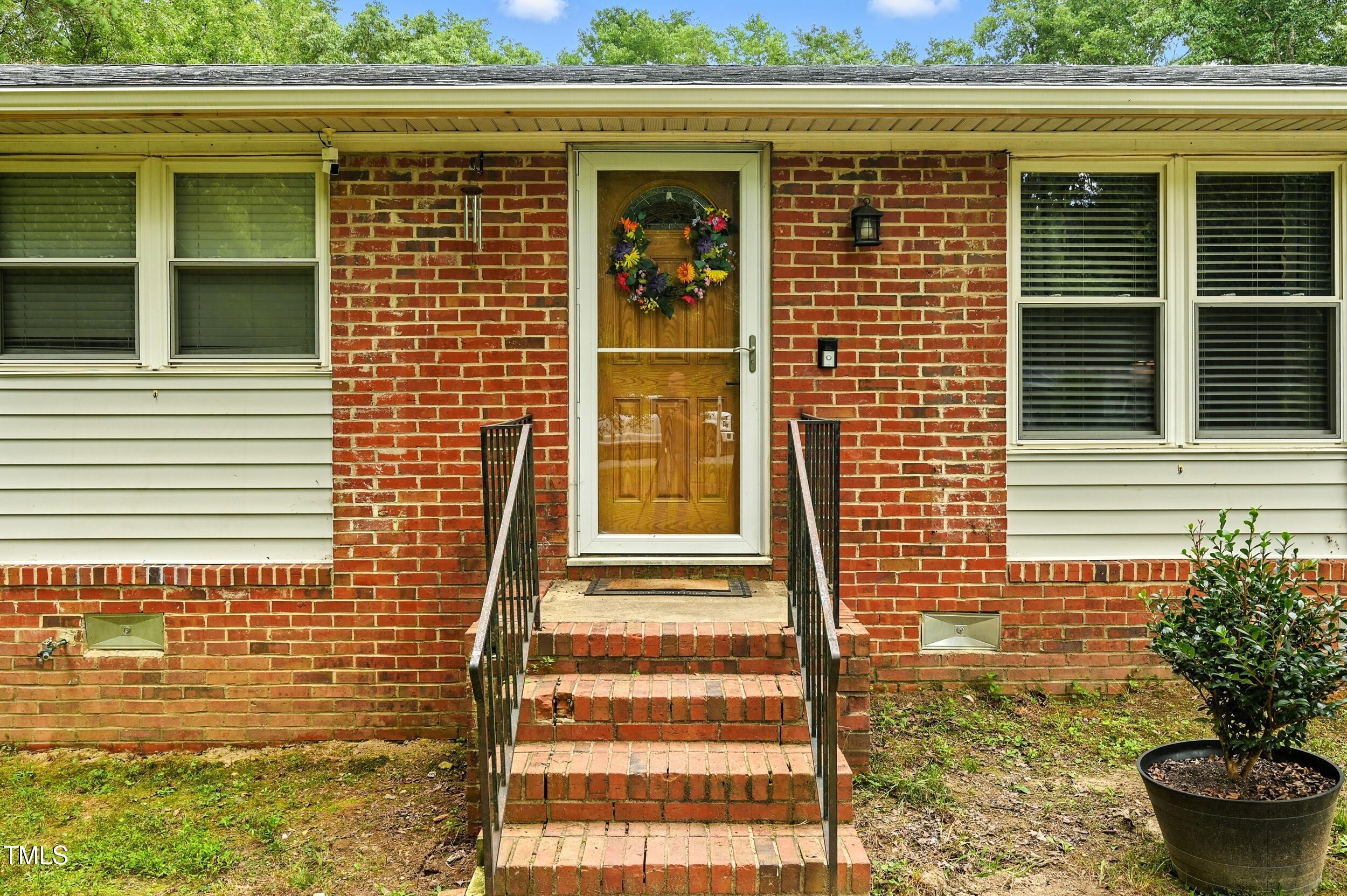 212 Hemlock Drive Durham, NC 27705 - Photo 4 of 24 4_rg1_9109