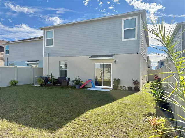 a view of a back yard