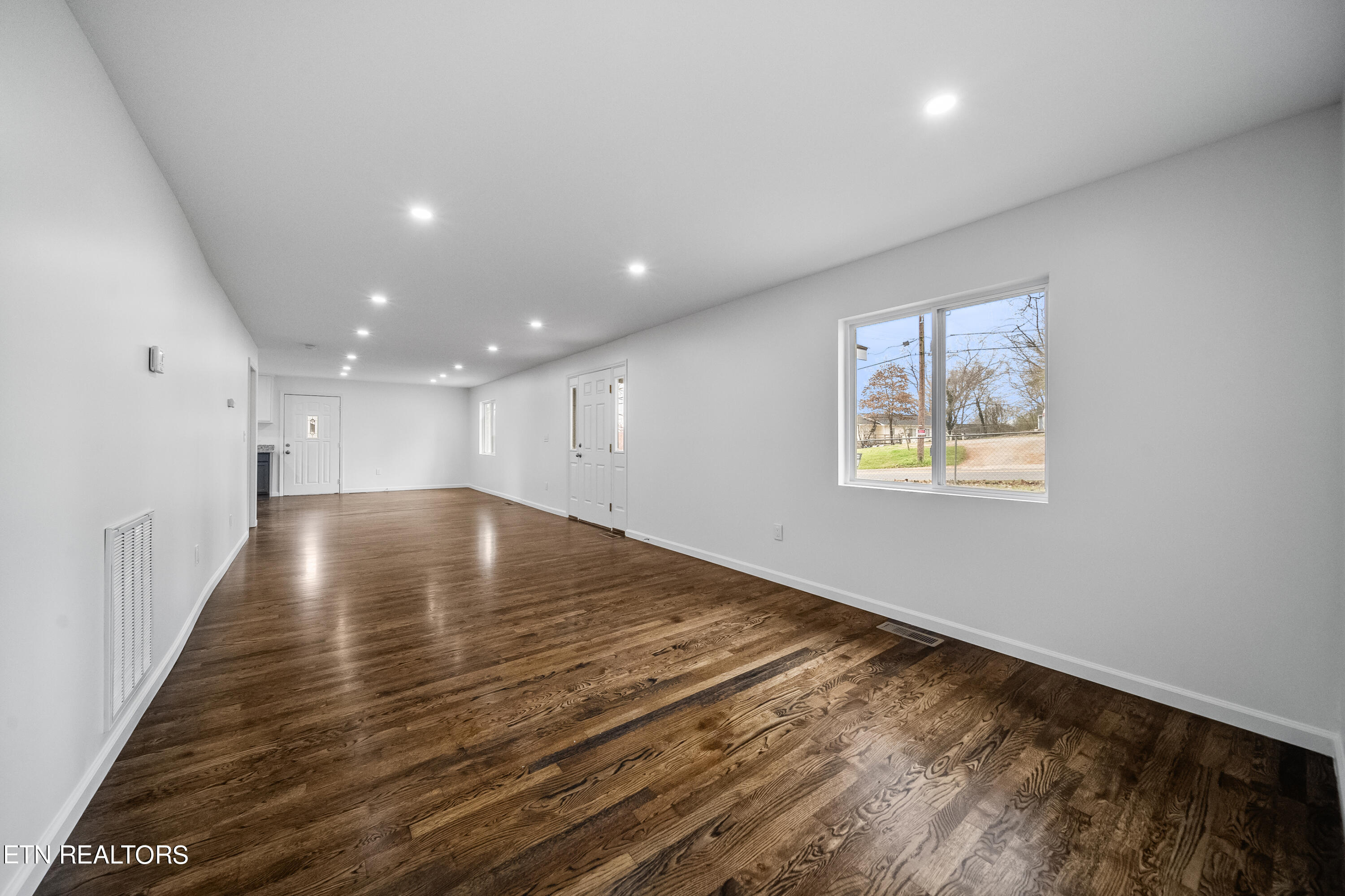 108 Warrior Lane Oak Ridge, TN 37830 - Photo 10 of 25 Living room/Dining room
