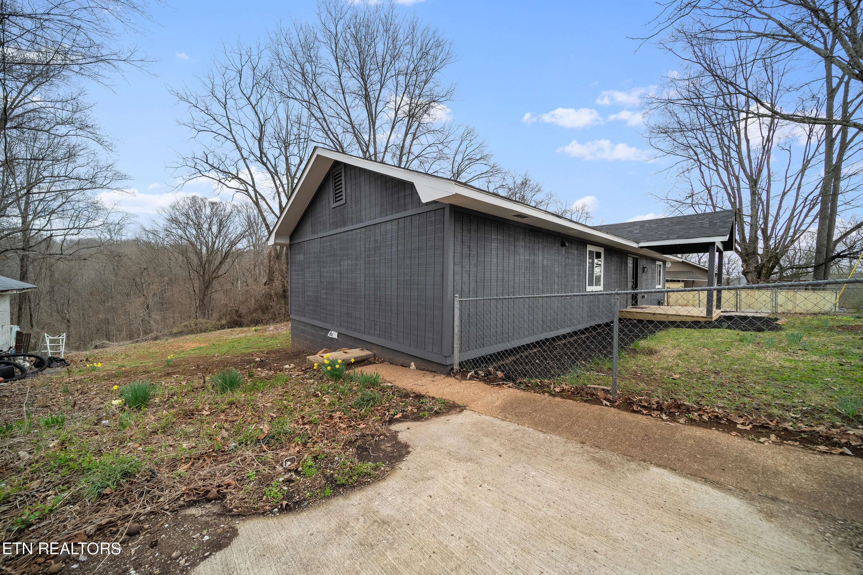 108 Warrior Lane Oak Ridge, TN 37830 - Photo 20 of 25 Side of the home
