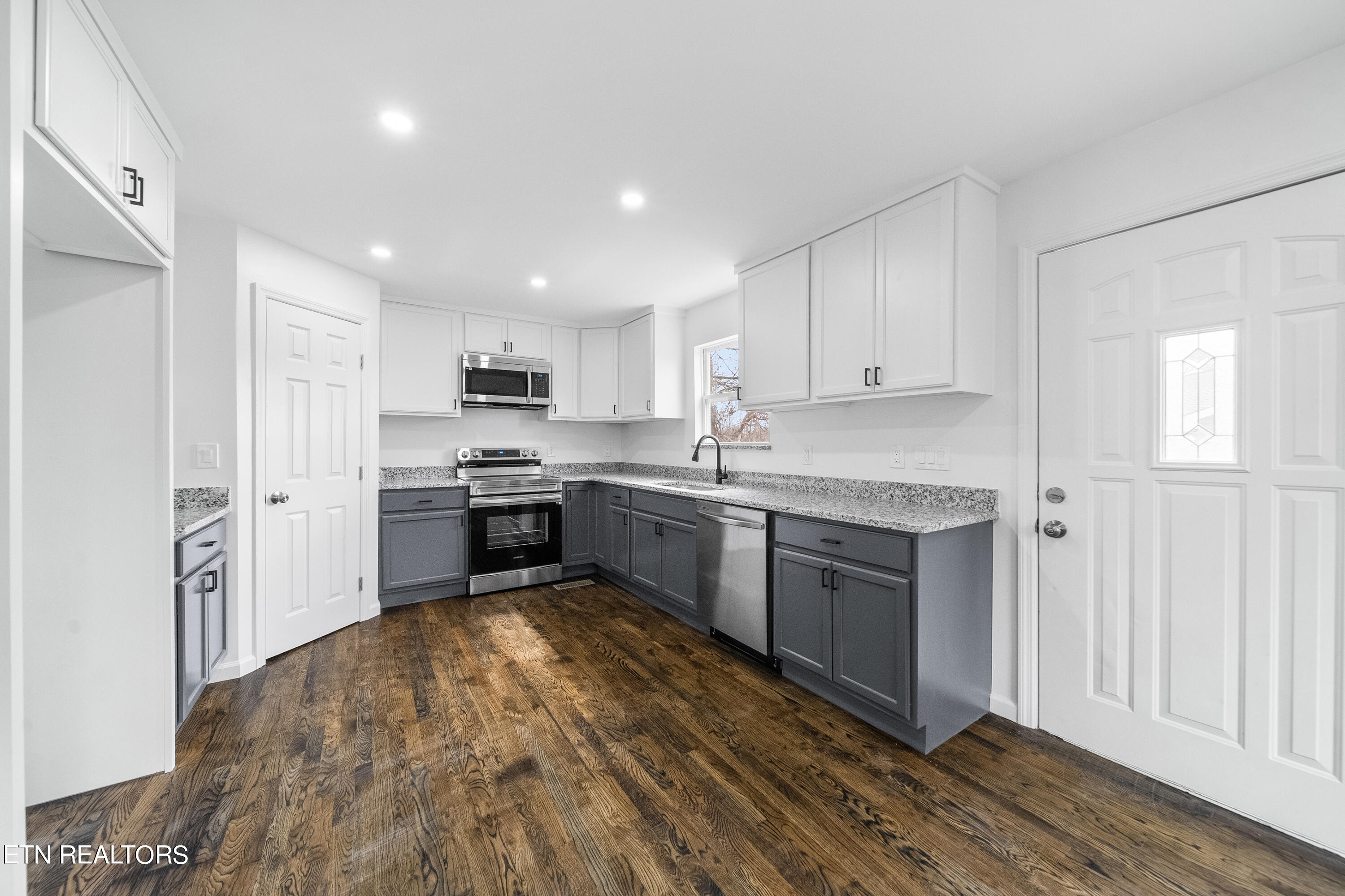 108 Warrior Lane Oak Ridge, TN 37830 - Photo 3 of 25 Kitchen