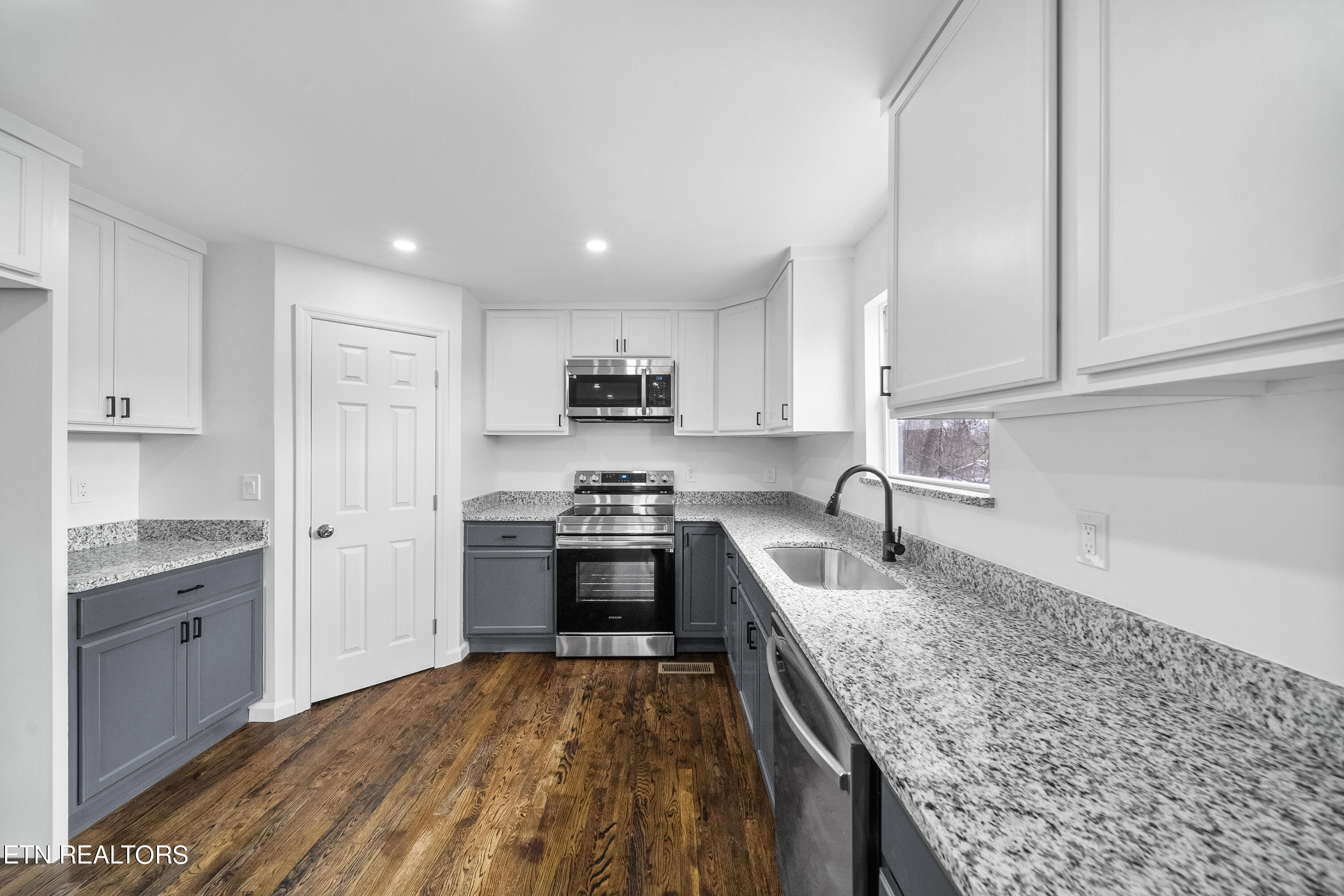 108 Warrior Lane Oak Ridge, TN 37830 - Photo 4 of 25 Kitchen