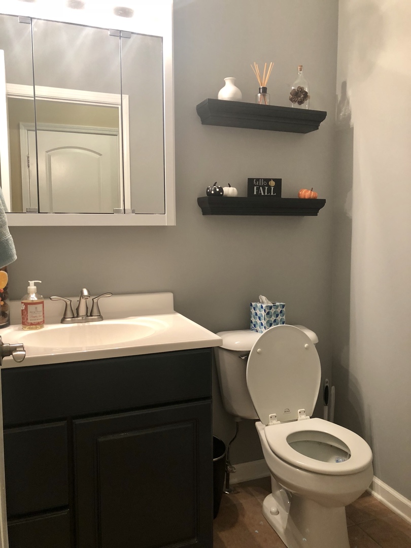 1422 Ridge Drive Sycamore, IL 60178 - Photo 13 of 21 a bathroom with a toilet a sink and mirror