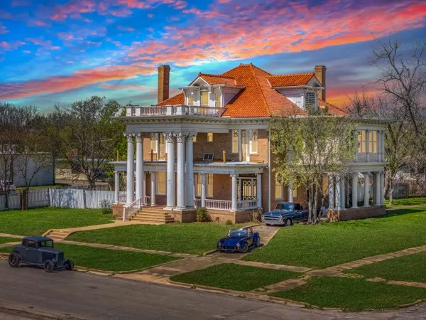 $569,000 | 117 East 6th Street, Taylor, TX 76574