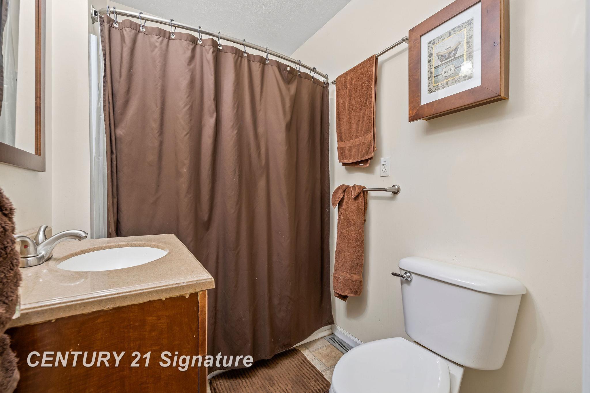 2378 South Garfield Road Auburn, MI 48611 - Photo 13 of 25 Full Bathroom