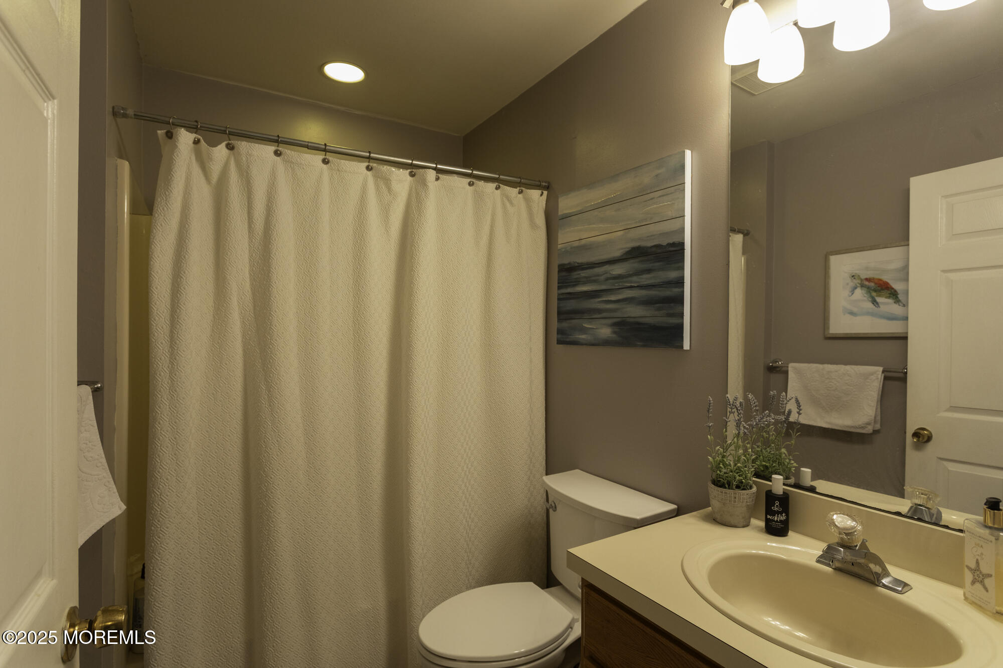 49 Oxycocus Road Manahawkin, NJ 08050 - Photo 16 of 25 49 Oxycocus Guest Bath