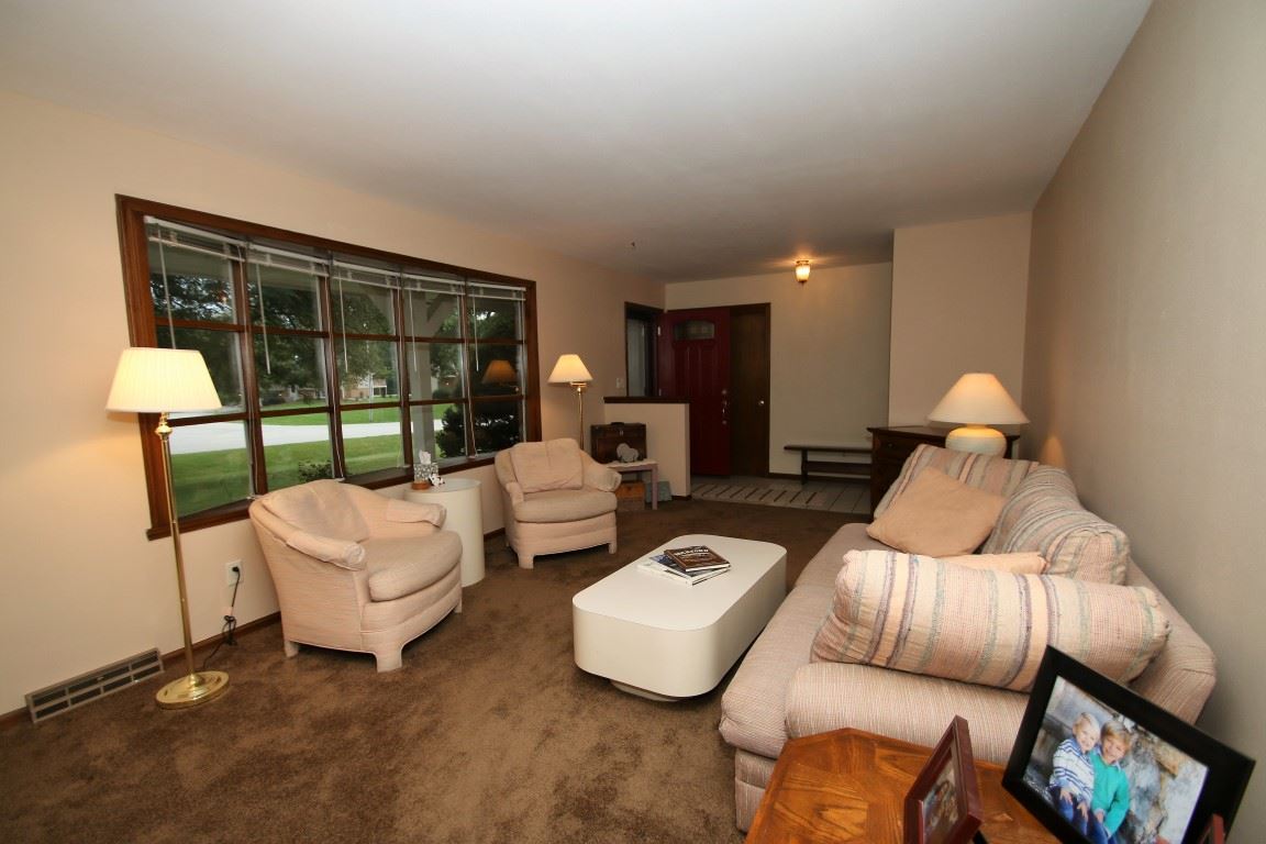 8131 Clockview Road Rockford, IL 61108 - Photo 5 of 25 a living room with furniture