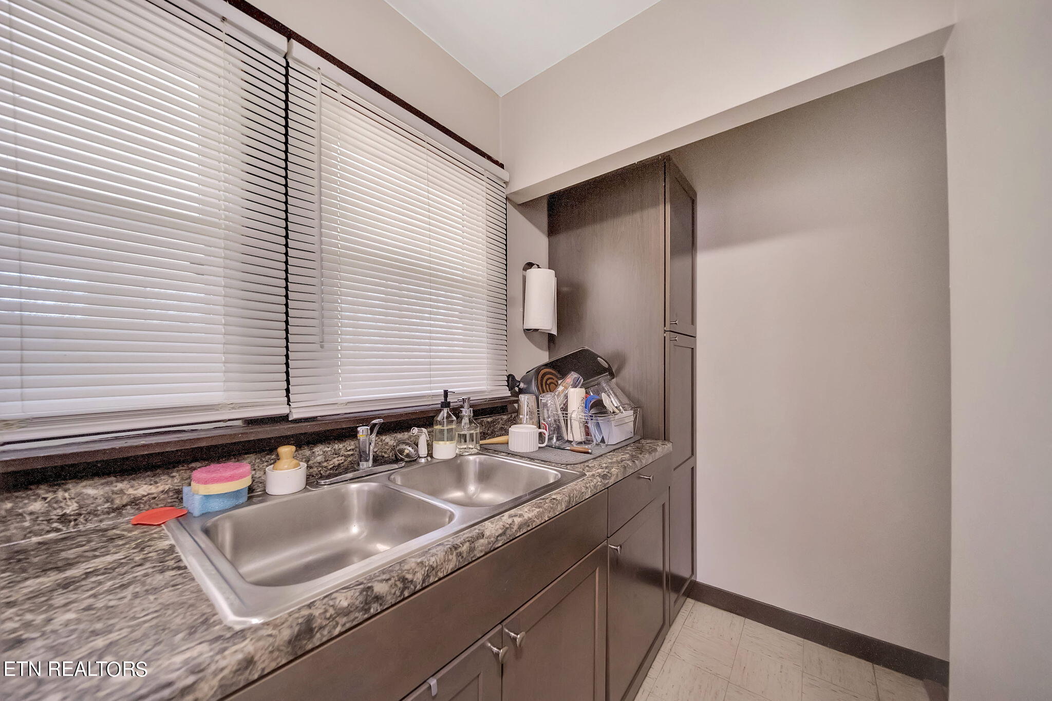 5012 O Barr Road Knoxville, TN 37914 - Photo 9 of 40 7-web-or-mls-217A4501