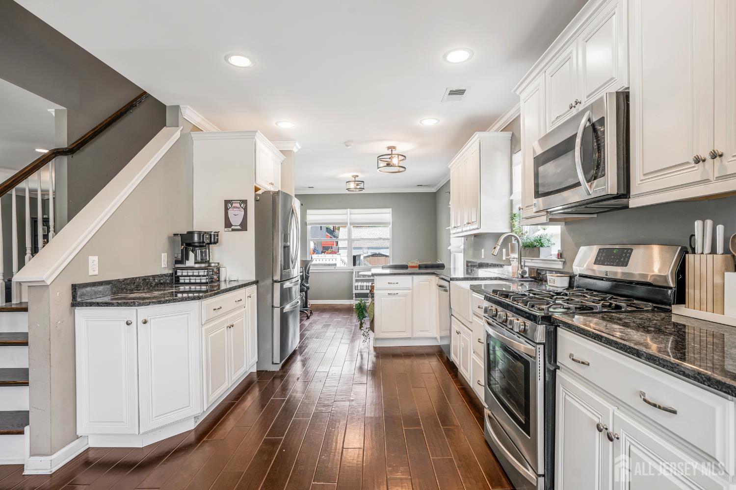 203 Harris Avenue Middlesex, NJ 08846 - Photo 3 of 41