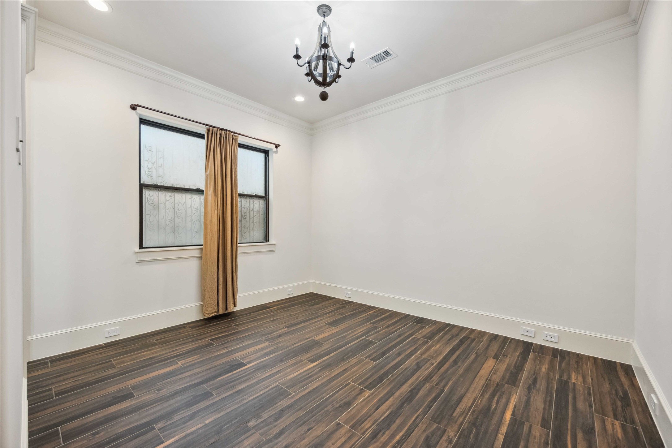 215 Malone Street Houston, TX 77007 - Photo 29 of 48 Downstairs Bedroom