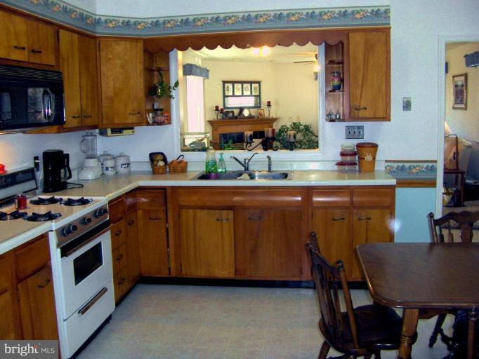 9526 North Laurel Road Laurel, MD 20723 - Photo 3 of 16 Table space & family friendly