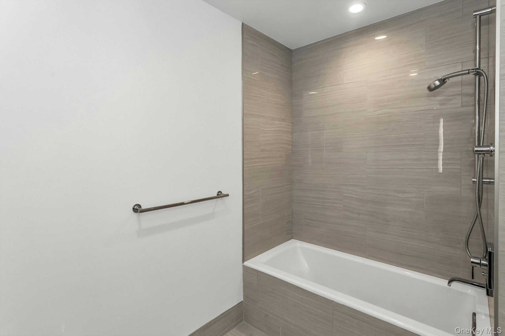 131-01 40 Road, Unit 17V Queens, NY 11354 - Photo 20 of 49