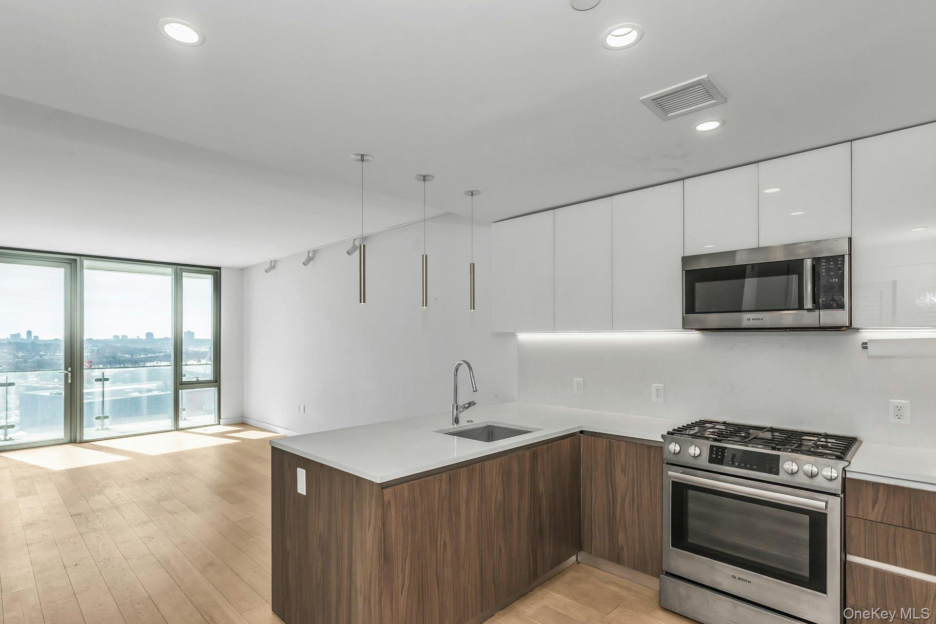 131-01 40 Road, Unit 17V Queens, NY 11354 - Photo 8 of 49