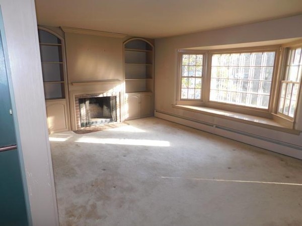 16 Crestwood Road Leicester, MA 01524 - Photo 2 of 12 Gallery Image 2