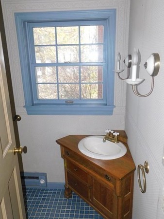 16 Crestwood Road Leicester, MA 01524 - Photo 3 of 12 Gallery Image 3