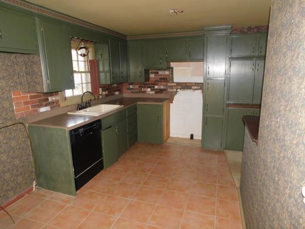 16 Crestwood Road Leicester, MA 01524 - Photo 6 of 12 Gallery Image 6