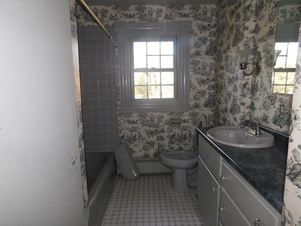 16 Crestwood Road Leicester, MA 01524 - Photo 8 of 12 Gallery Image 8