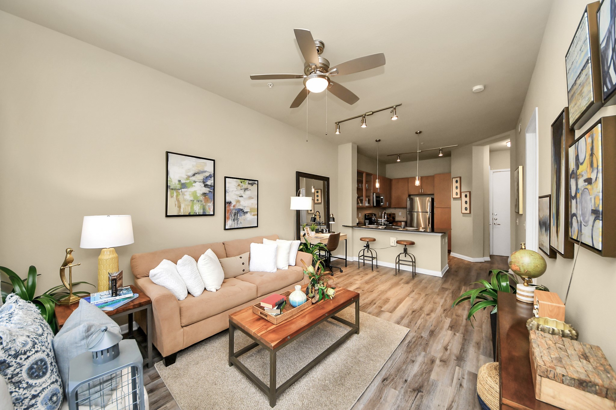 5455 Richmond Avenue, Unit 4086 Houston, TX 77056 - Photo 39 of 50 a living room with furniture and a large window