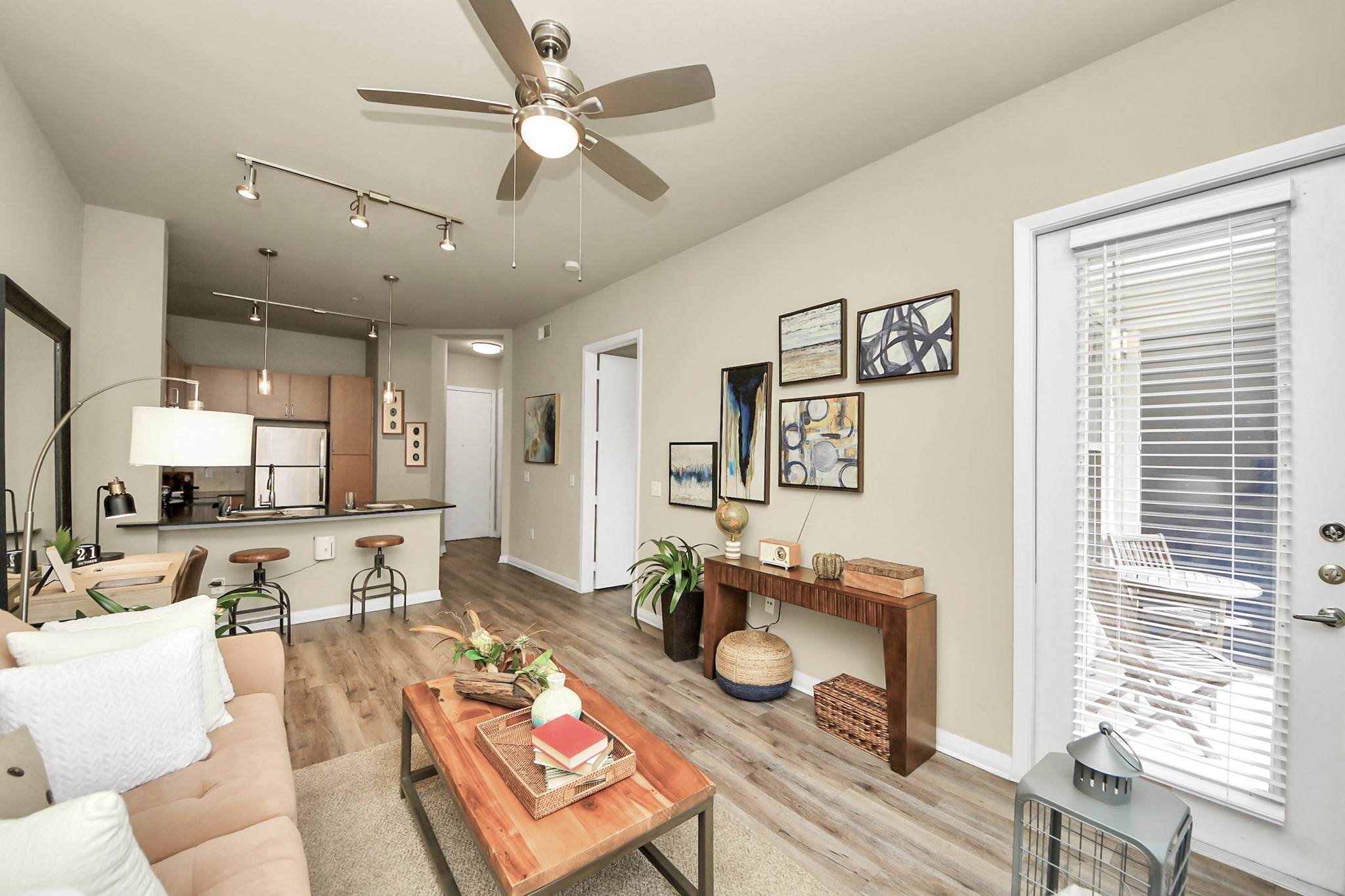 5455 Richmond Avenue, Unit 4086 Houston, TX 77056 - Photo 40 of 50 a living room with furniture a wooden floor and a window