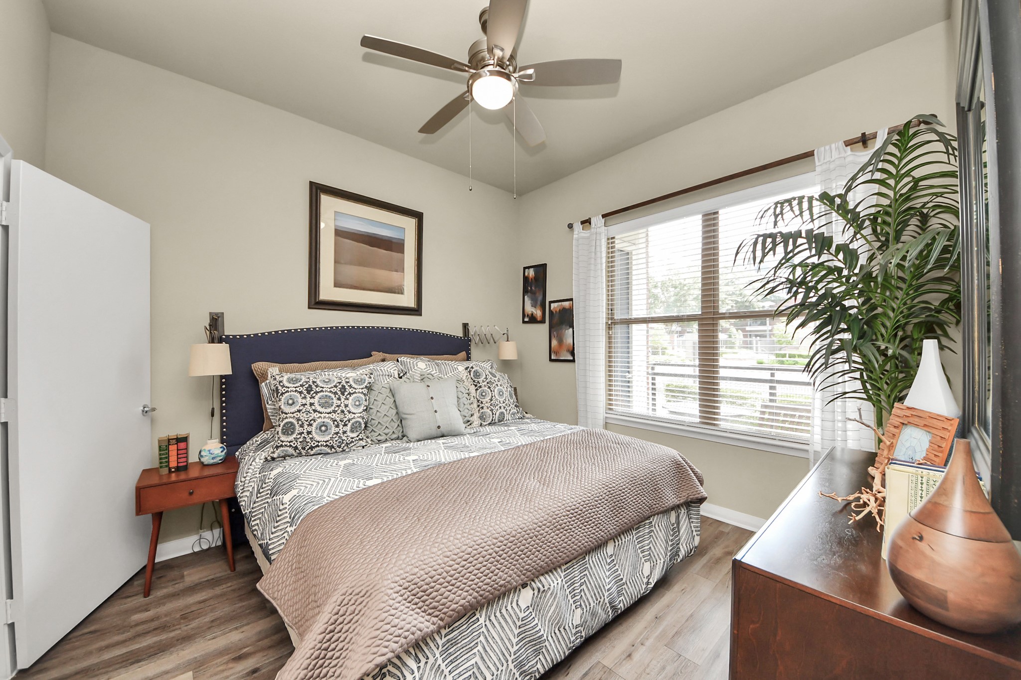 5455 Richmond Avenue, Unit 4086 Houston, TX 77056 - Photo 43 of 50 a bedroom with a large bed and a large window